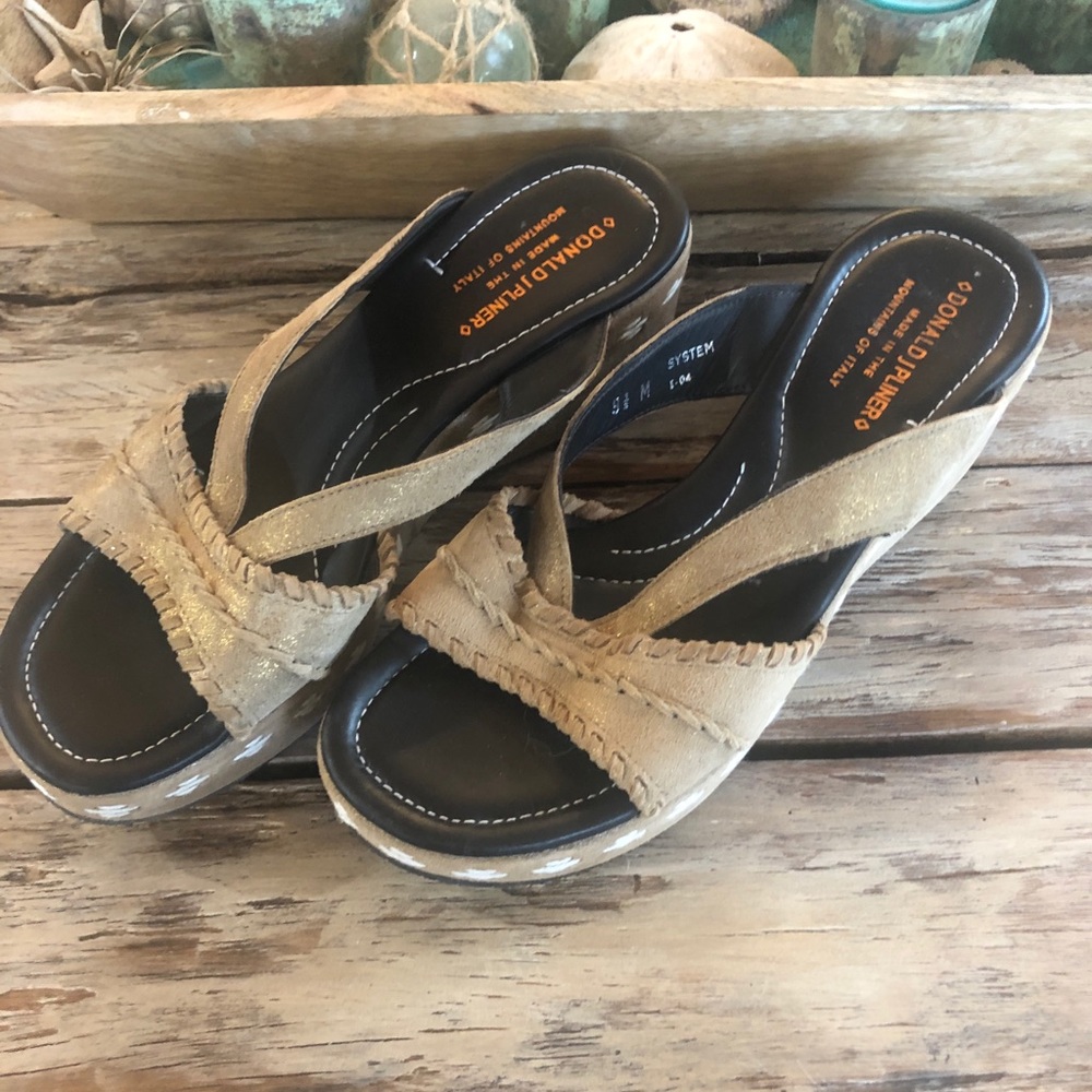 Flash sale.. Women’s Donald J Pluner shoes. SZ 9.5